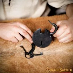 Antiguo Candado De Hierro Forjado A Mano Con Dos Llaves Funcionales -Armadura Ventas 1351BK 6