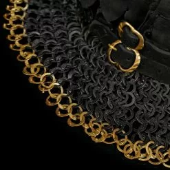 Mythrojan RIVETED CHAINMAIL STANDARD "El Caballero Negro Gorget": Remaches Redondos De Aro Plano De 9 Mm (Alt) Con Forro Acolchado De Ante Negro Y Bordes De Latón Macizo 11 Mythrojan RIVETED CHAINMAIL STANDARD "El Caballero Negro Gorget": Remaches Redondos De Aro Plano De 9 Mm (Alt) Con Forro Acolchado De Ante Negro Y Bordes De Latón Macizo -Armadura Ventas 3 zoom DSC07962