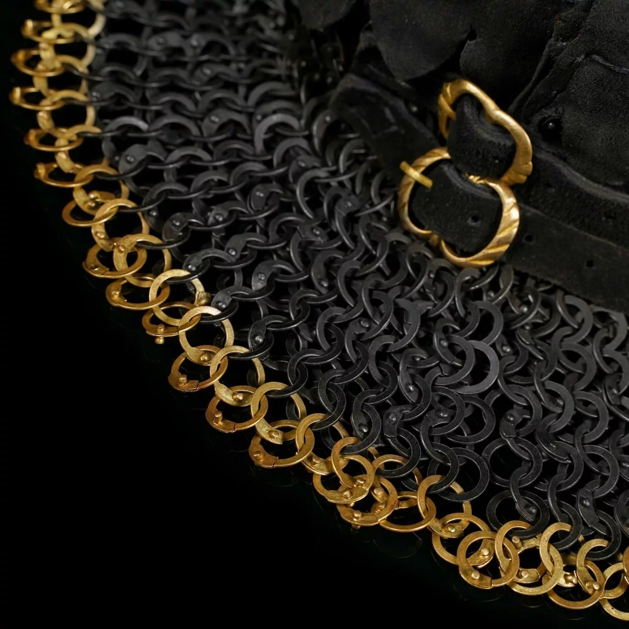 Mythrojan RIVETED CHAINMAIL STANDARD "El Caballero Negro Gorget": Remaches Redondos De Aro Plano De 9 Mm (Alt) Con Forro Acolchado De Ante Negro Y Bordes De Latón Macizo 6 Mythrojan RIVETED CHAINMAIL STANDARD "El Caballero Negro Gorget": Remaches Redondos De Aro Plano De 9 Mm (Alt) Con Forro Acolchado De Ante Negro Y Bordes De Latón Macizo - Imagen 4