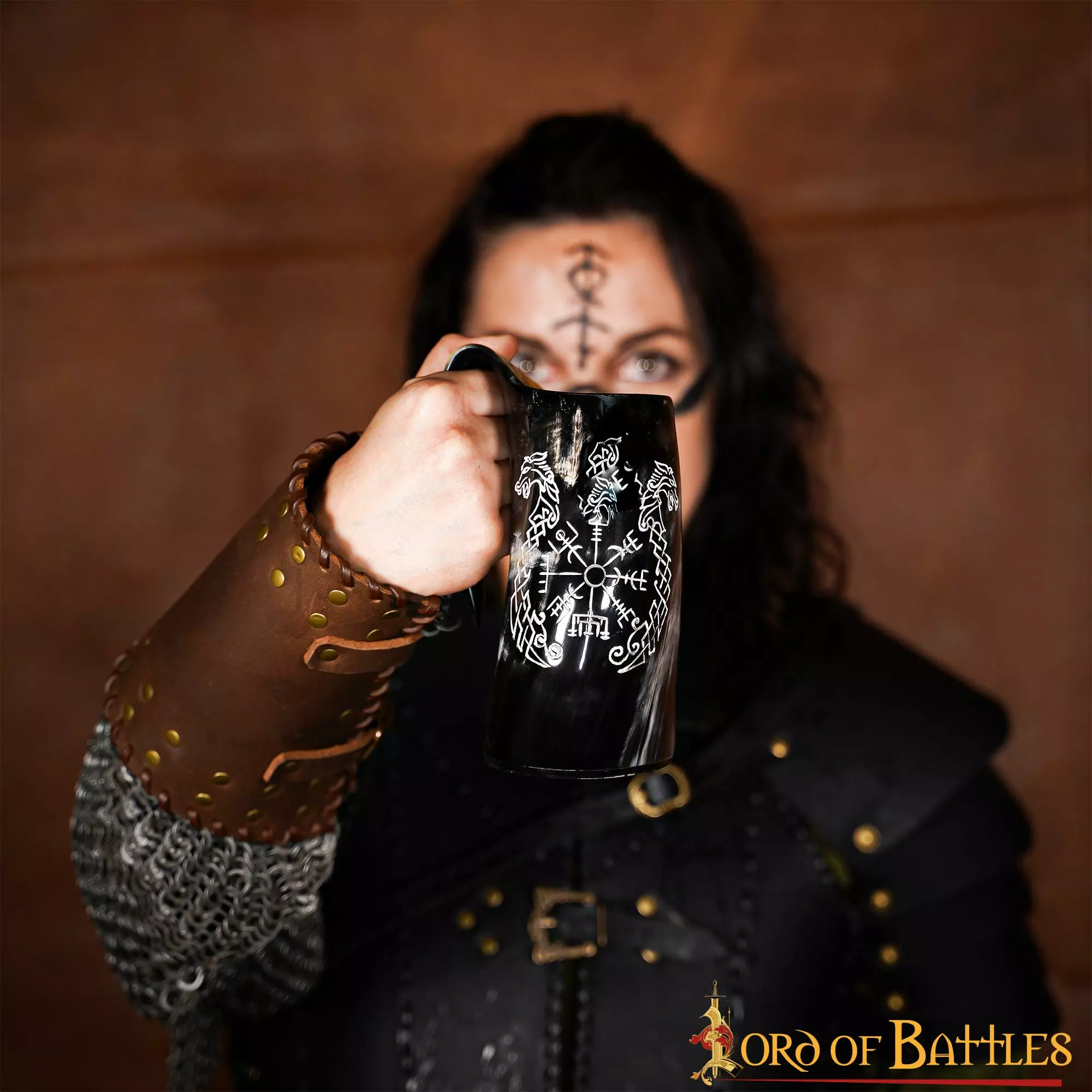 Taza De Cerveza Medieval Vikinga Vegvisir Tankard Hecha A Mano Con Auténtico Cuerno De Buey 8 Taza De Cerveza Medieval Vikinga Vegvisir Tankard Hecha A Mano Con Auténtico Cuerno De Buey - Imagen 6