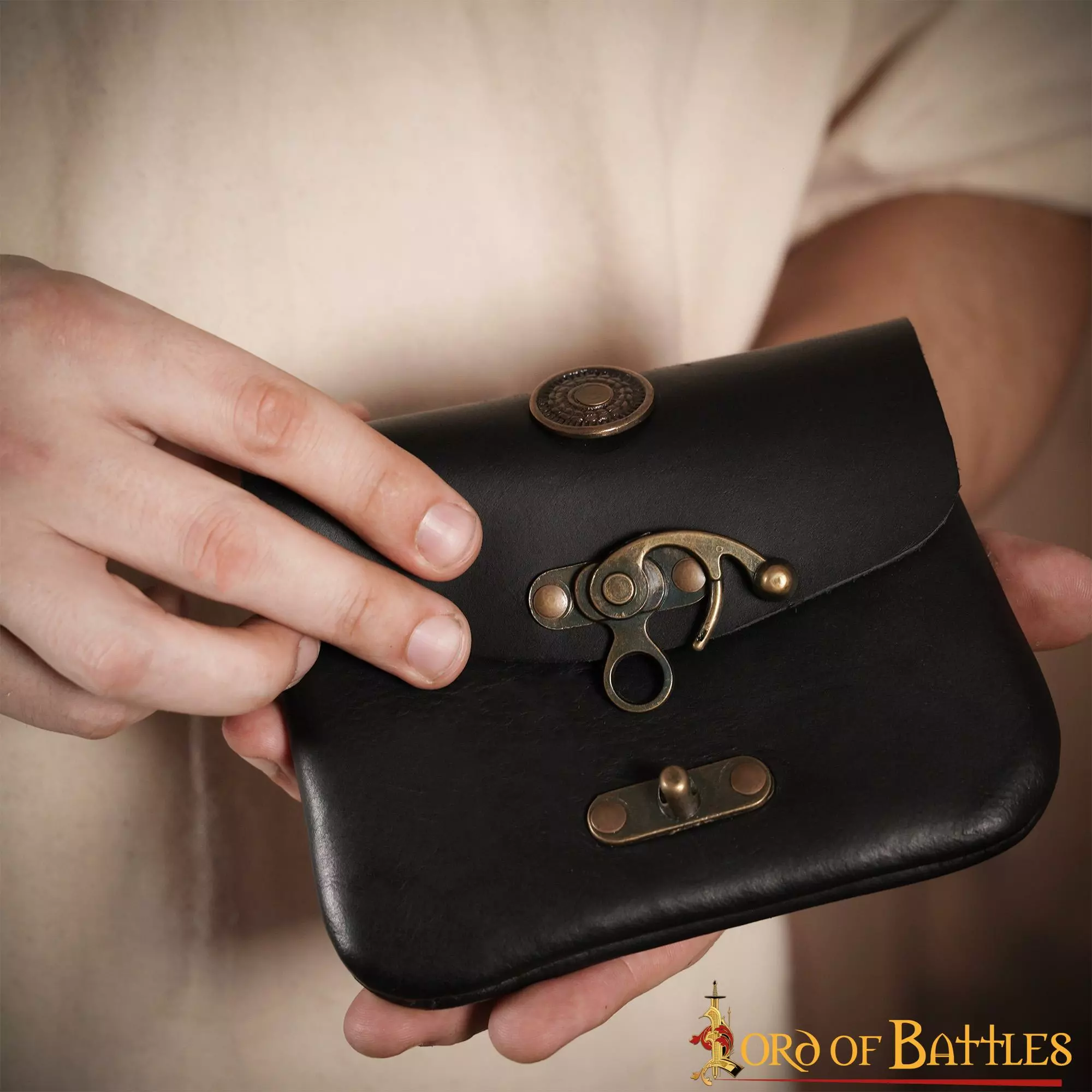 Riñonera Medieval De Cuero Con Cierre De Latón Envejecido 7 Riñonera Medieval De Cuero Con Cierre De Latón Envejecido - Imagen 5