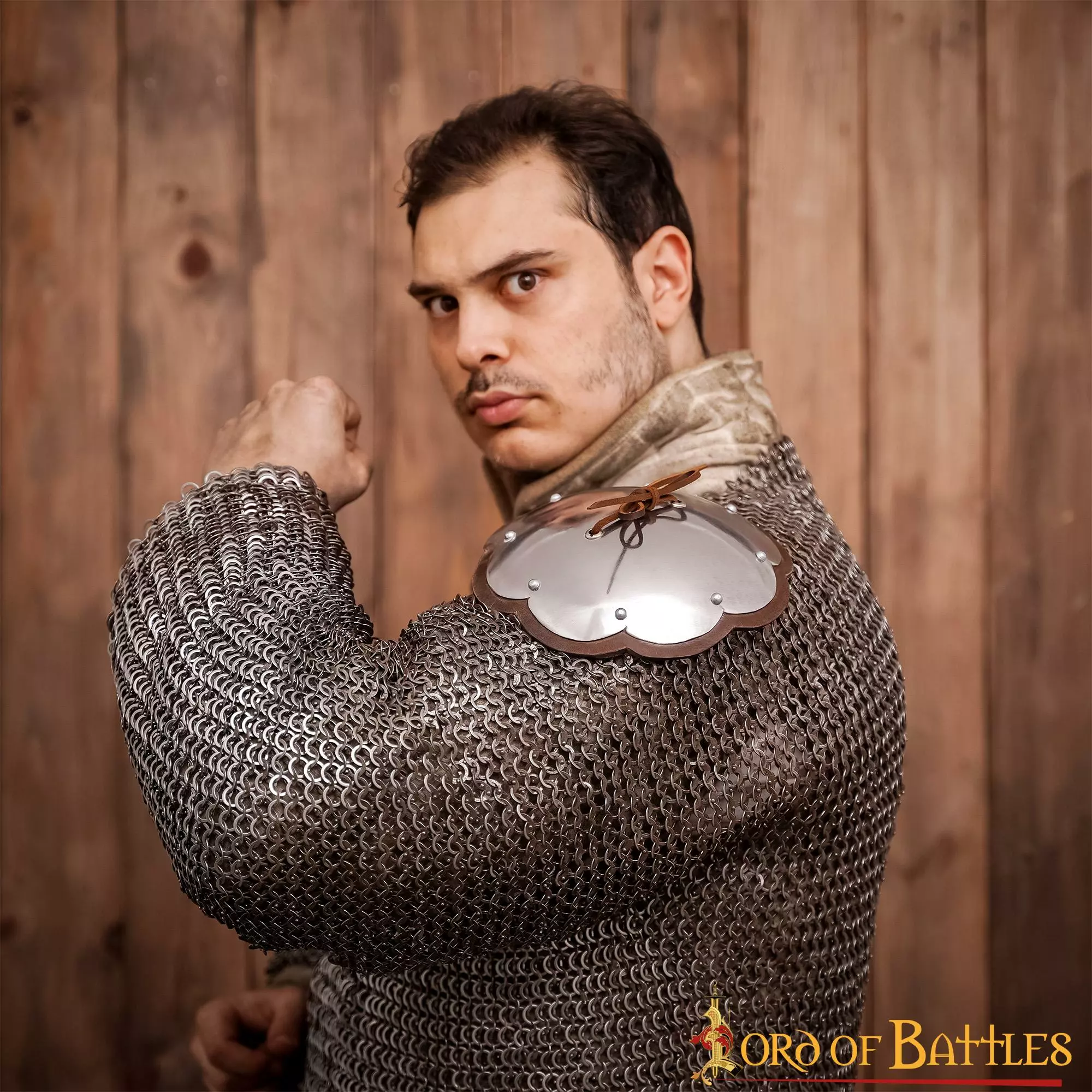 Redondel Ligero Del Siglo XIV Spaulders Con Bordes Cortados En Cuero Calibre 16 3 Redondel Ligero Del Siglo XIV Spaulders Con Bordes Cortados En Cuero Calibre 16