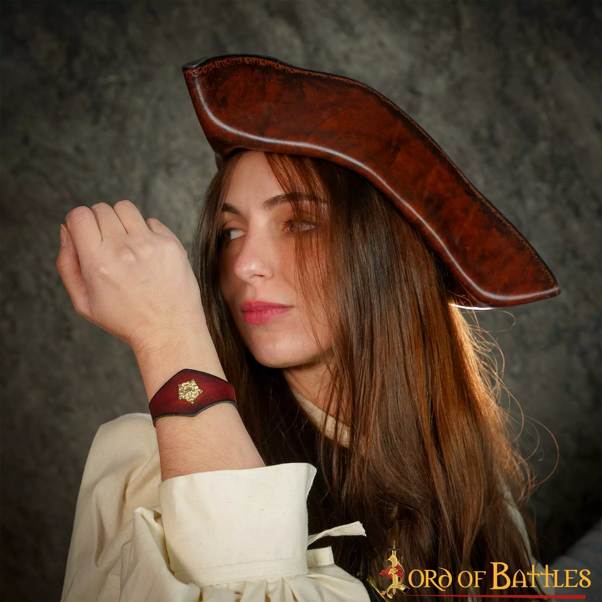 Pulsera Artesanal De Cuero Con Adorno De Rosa Tudor 8 Pulsera Artesanal De Cuero Con Adorno De Rosa Tudor - Imagen 6