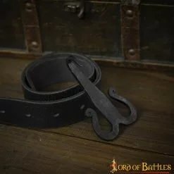 Hebilla De Gancho De Cinturón Celta De Hierro Forjado A Mano Accesorio Medieval Funcional 13 Hebilla De Gancho De Cinturón Celta De Hierro Forjado A Mano Accesorio Medieval Funcional -Armadura Ventas 8516 05 scaled 1