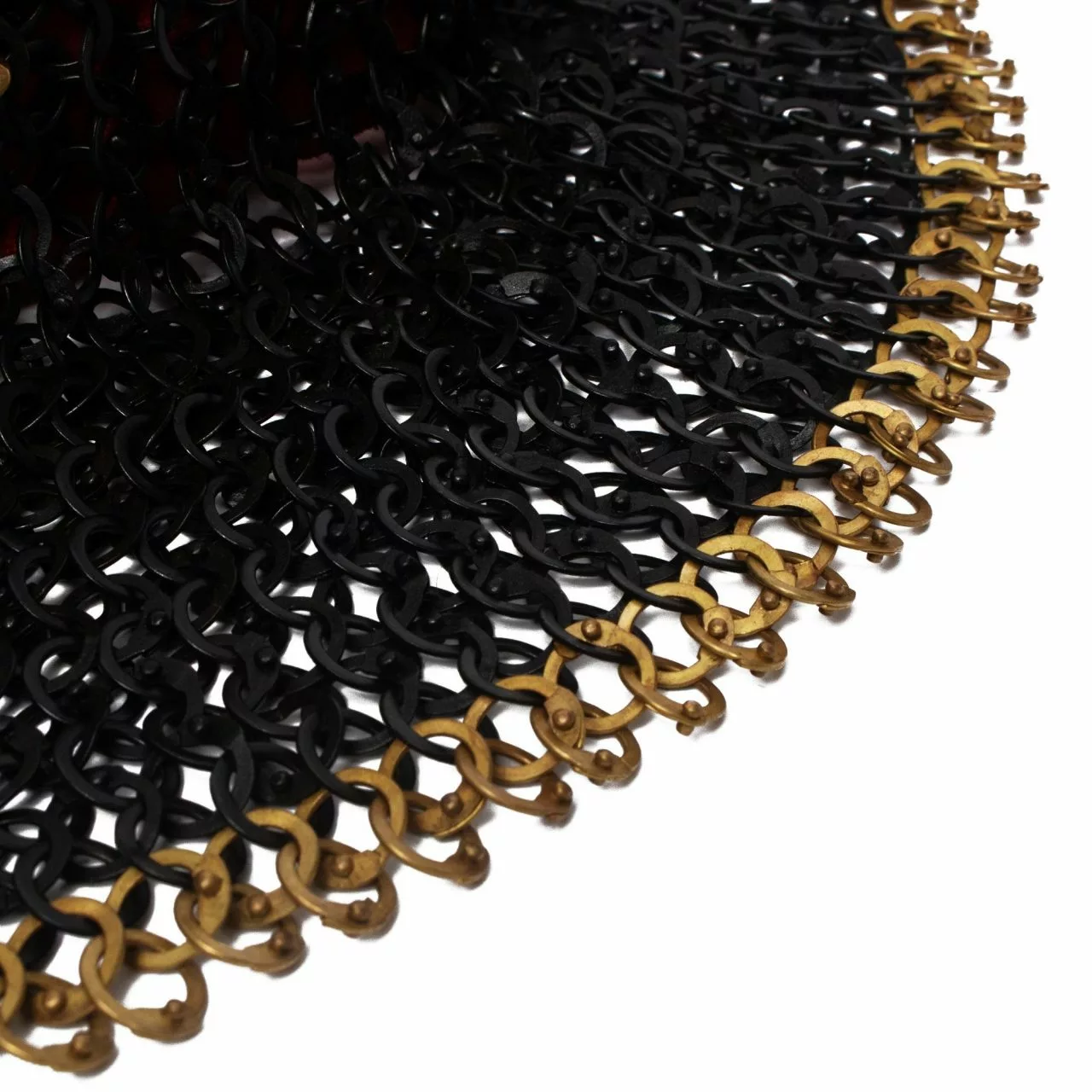 Mythrojan RIVETED CHAINMAIL STANDARD "El Caballero Rojo Gorget": Remaches Redondos De Anillo Plano De 9 Mm (Alt) Con Forro Acolchado Rojo Resistente Y Sistema De Cierre De Latón Macizo 6 Mythrojan RIVETED CHAINMAIL STANDARD "El Caballero Rojo Gorget": Remaches Redondos De Anillo Plano De 9 Mm (Alt) Con Forro Acolchado Rojo Resistente Y Sistema De Cierre De Latón Macizo - Imagen 4